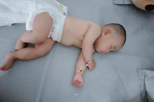 济南宝宝先长上牙还是下牙 济南宝宝先长上牙还是下牙